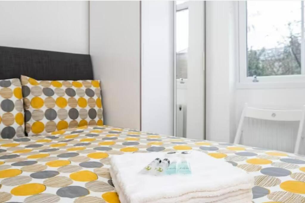 Boutique Modern Hotel Room For Two Near Tube And Bus Stations Londra Exterior foto