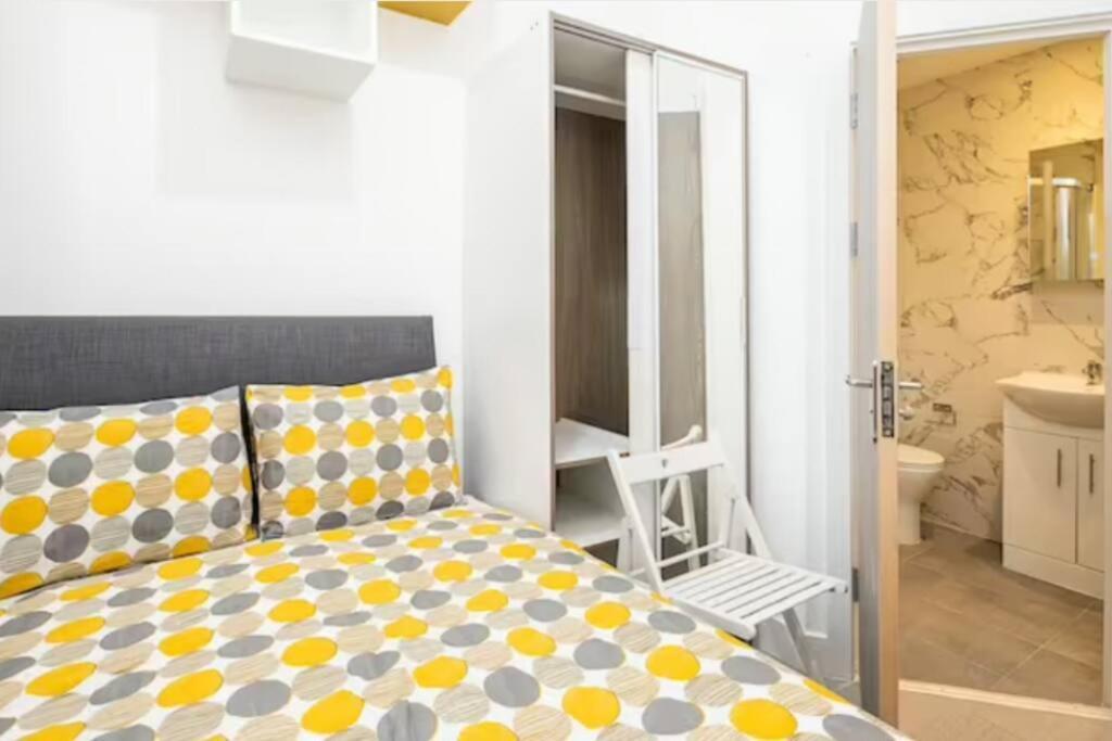 Boutique Modern Hotel Room For Two Near Tube And Bus Stations Londra Exterior foto
