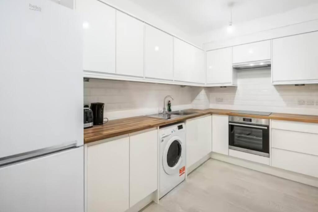 Boutique Modern Hotel Room For Two Near Tube And Bus Stations Londra Exterior foto