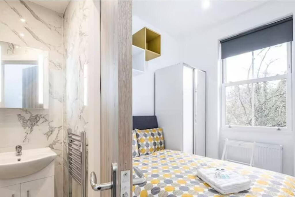 Boutique Modern Hotel Room For Two Near Tube And Bus Stations Londra Exterior foto