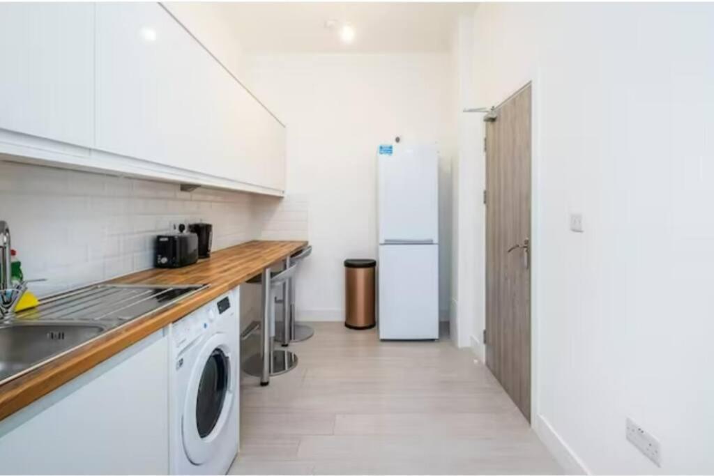 Boutique Modern Hotel Room For Two Near Tube And Bus Stations Londra Exterior foto